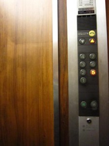 綱代コート　エレベーター