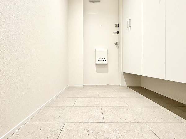 代々木ロイヤルマンション_ホワイトを基調とした玄関の写真