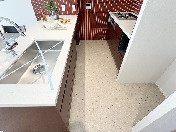 代々木ロイヤルマンション_収納豊富なキッチンの写真