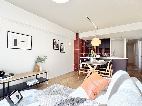 代々木ロイヤルマンション_ピクチャーレールが付いているリビングダイニングキッチンの写真