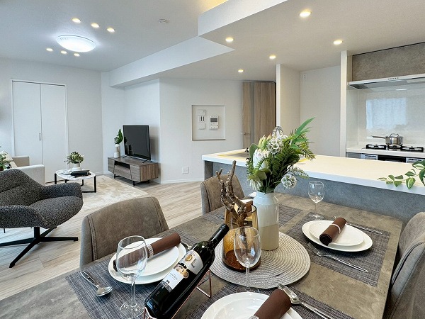 エバーグリーンパレス新宿_リノベ済みのリビングダイニングの写真