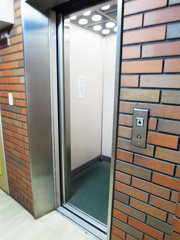ハイツ柿の木坂　エレベーター