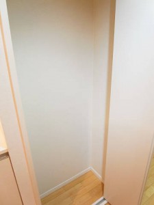 弦巻リハイム　廊下収納