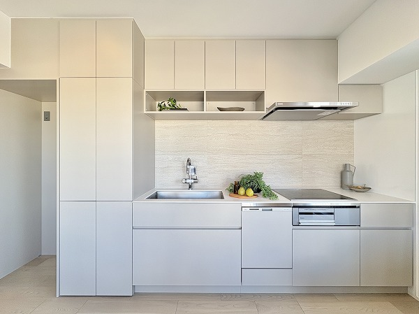 シンシア三軒茶屋レジデンスカフェ_収納スペースが豊富なシステムキッチンの写真