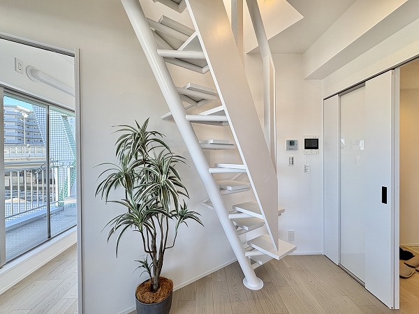 シンシア三軒茶屋レジデンスカフェ_階段の写真