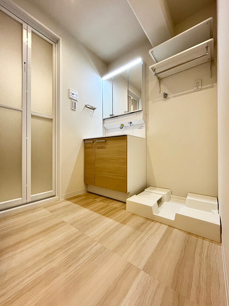飯田橋第二パークファミリア　サニタリールームA サニタリールームには、洗濯機置き場と洗面化粧台、バスルームが1か所にまとまっています。サニタリールームは、収納棚を置くことができる広さがありますよ。家事の動線を考えて設計されているので、作業効率が上がりそうですね。サニタリールームの床は、暖かみを感じる木目調のデザイン♥