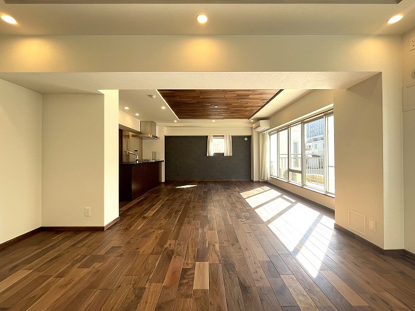 シェトワ白金台_メインルームの写真 専有面積90.16㎡の広々としたお部屋は、フルスケルトンからのリノベーションで生まれ変わったばかり。2LDKとしてゆったり使うのはもちろん、暮らし方に合わせて3LDKへ変更できる使い勝手の良さもポイントです。どこにいても家族の気配が感じられる心地よい空間で、新しい生活をのびのびと楽しめる一室となっています。