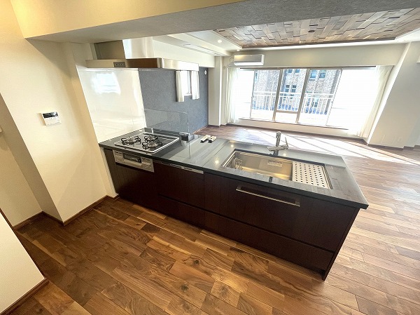 シェトワ白金台_キッチンの写真 家族の顔がしっかり見えるオープンタイプのキッチンは、会話を楽しみながら料理ができる心弾む空間。油跳ねガードが付いているので、お掃除がラクになるのも嬉しいポイント◎さらに、食洗器が搭載されているので、食後のひとときもゆっくり過ごせそう。家事の負担を軽くしつつ、家族との時間をより豊かにしてくれる頼もしいキッチンです。