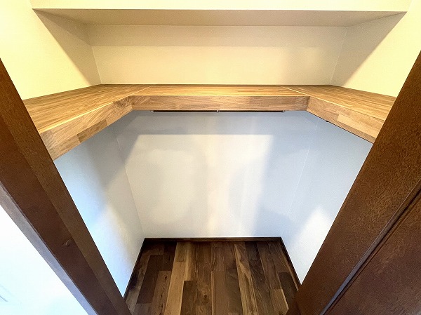 シェトワ白金台_WICの写真 2つの洋室にはそれぞれウォークインクローゼットが設けられており、形は違ってもどちらも頼れる収納力が魅力。季節外の衣類から大型の荷物までしっかり収められるので、お部屋がすっきり保てます。片付いた空間で過ごすことで、日々の暮らしがもっと心地よく感じられそうです。