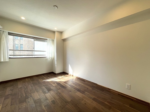 シェトワ白金台_寝室の写真 約6.3帖の洋室は無駄な凹凸が少ないためレイアウトしやすく、限られた空間でも家具配置の自由度が高い一室です。大きめのベッドを置いても圧迫感が出にくく、心地よい余白が保てるのが魅力。南西向きに設けられたワイドな窓からは柔らかな自然光が差し込み、室内を穏やかに照らします☀シンプルに整えられた内装なので、北欧風からモダン、ナチュラルテイストまで幅広いインテリアとの相性が良く、自分らしい空間づくりを楽しめそう。