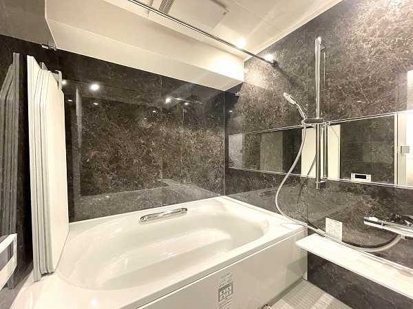 シェトワ白金台_バスルームの写真 大理石調パネルが落ち着きをもたらすバスルームは、まるで自宅スパのような心地よい空間。ゆったり浸かれる1620サイズのバスタブは、1日の疲れをいやすのにぴったりです♪追い焚き機能も付いているので、好きな時にベストな温度で入浴できるのが嬉しいポイント。自分だけのリラックスタイムが楽しめる、癒しのバスルームです。