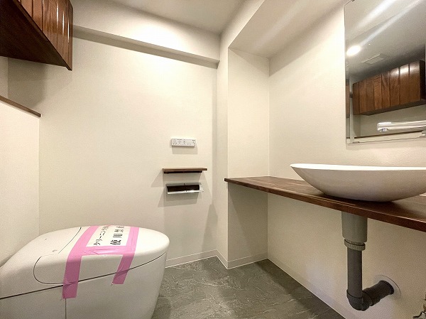 シェトワ白金台_トイレの写真 ナチュラルで温かみのあるトイレスペースは、落ち着いて過ごせるほっとする空間。手洗いカウンターにはミラーが付いていて、お手洗いついでに身だしなみを整えられるのが便利です。背面カウンターにはお気に入りの小物を並べるだけで、ぐっと華やかな雰囲気に。温水洗浄便座付きで、使い心地の良さもきちんと確保されています。