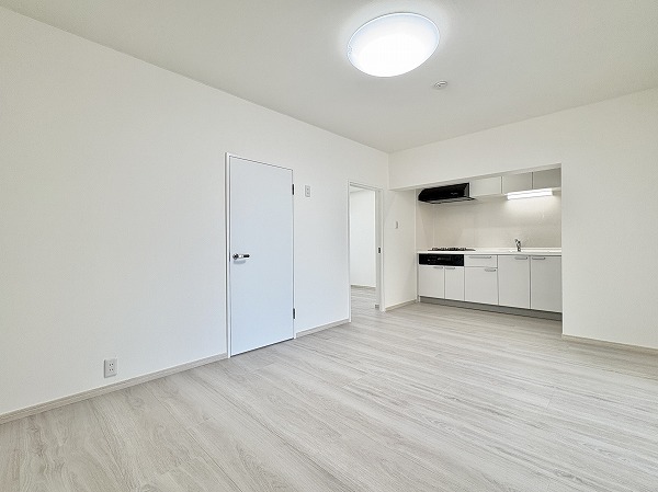 馬事公苑南サンハイツ_白基調の内装の写真