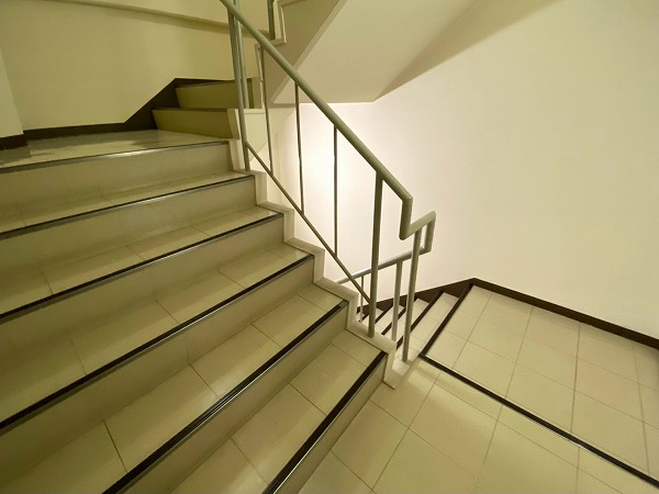 成城ペアシティ三船 内階段