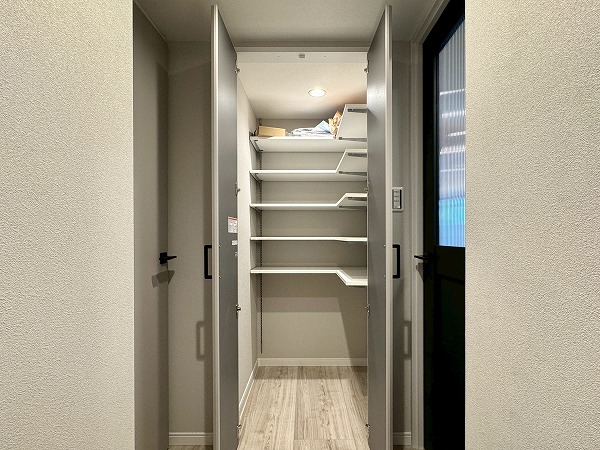 秀和麻布笄町レジデンス_玄関収納の写真