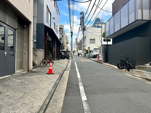 秀和麻布笄町レジデンス前の通り