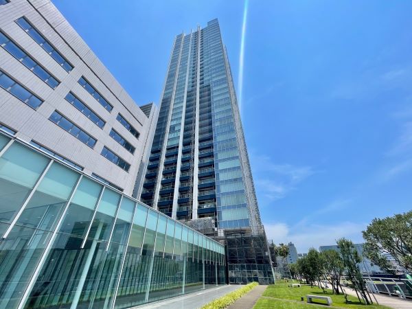 お部屋紹介 《設備・条件・住宅性能》
〇専有面積80㎡超えのゆったりした3SLDK♡15階に位置するお部屋です。
〇ペットの飼育が可能なお部屋です。
〇東向きなので、明るい朝日を感じることができますよ。
〇玄関にはアルコーブが。プライベート性を高める嬉しい造り
〇玄関を入ると目に入るのが、約0.9帖のDENスペース。荷物をたくさん収納することができますね。
〇メインルームは、約17.3帖のリビングダイニングキッチンです。窓が多く、開放的な空間✨
〇キッチンはゆったりとした造り。動線が良く、お料理が捗りますよ♥
〇約6.6帖の1つ目の洋室にはウォークインクローゼットが備わっています。
〇約6畳と約6.1帖の洋室両方にクローゼットを完備。収納力抜群です。
〇トイレには独立した手洗い場が設けられています。お客様にも使っていただきやすいですね。
〇サニタリールームには、洗面ボウルが2つ並んだ大きな洗面化粧台が。
〇浴室には、追い焚き機能と浴室換気乾燥機を搭載🌸快適なバスタイムを送ることができます。
〇約6.89㎡のバルコニーと、約4.09㎡のサービスバルコニーの2つがあります。
〇バルコニーの外には、開放的な景色が広がっています。高い建物がないので見晴らしがとってもいいですよ♫