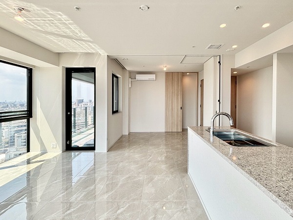 パークホームズ南池袋_ホワイト基調のリビングダイニングキッチンの写真