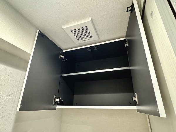 グランドメゾン田町_トイレ吊戸棚の写真