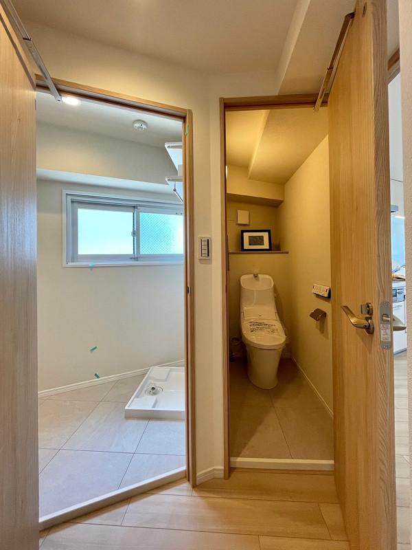  トイレはサニタリールーム外にあります。ゲストの方も利用するので独立空間だと使いやすいですね。