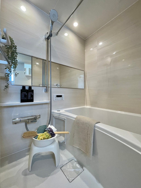 バスルーム ベージュを基調とした明るいバスルーム。ワイドミラーが奥行きを感じさせ、開放感のある空間に。