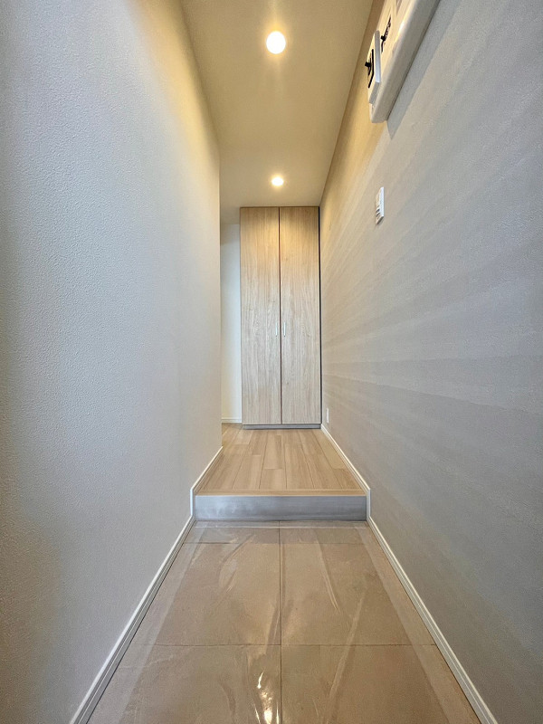 玄関廊下 ご紹介するのは11階部分に位置する2DK。こちらは新規リノベーション物件です✦ベージュカラーを基調とした明るい雰囲気の玄関廊下。
