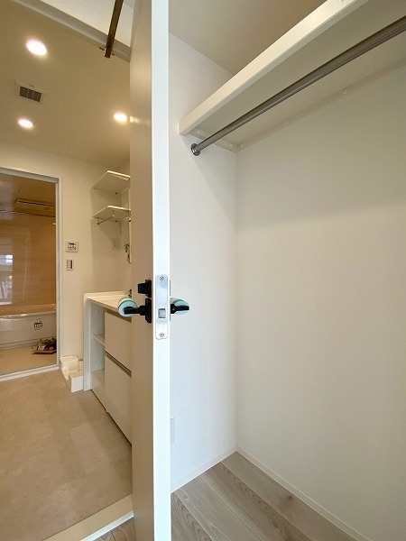 信濃町ハイム_洋室とパウダールームの間のクローゼット写真5