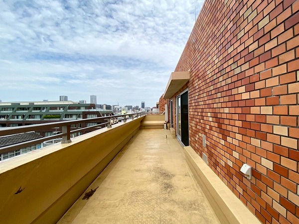 信濃町ハイム_広いルーフバルコニーの写真