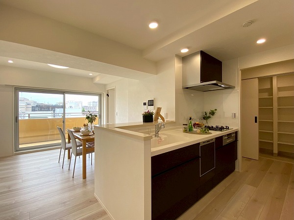 信濃町ハイム_広いリビングダイニングキッチンの写真