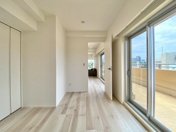 信濃町ハイム_奥にある洋室の写真1