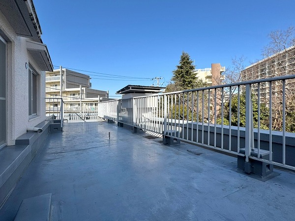 ユニハイム芦花公園_広々としたルーフバルコニーの写真1
