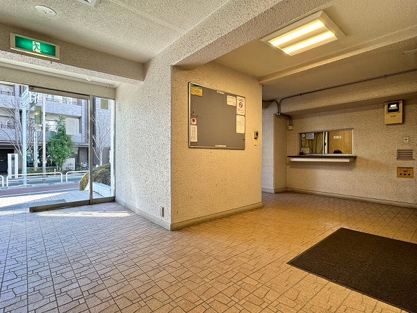 ユニハイム芦花公園　エントランスホール