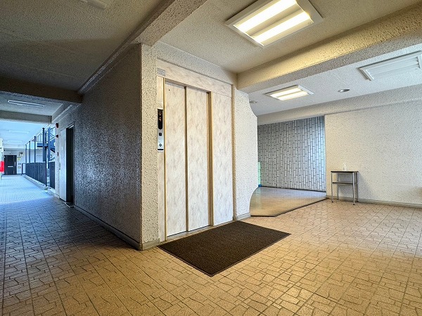 ユニハイム芦花公園　エレベーターホール