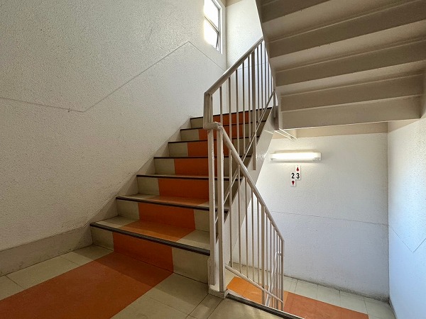 ユニハイム芦花公園　内階段