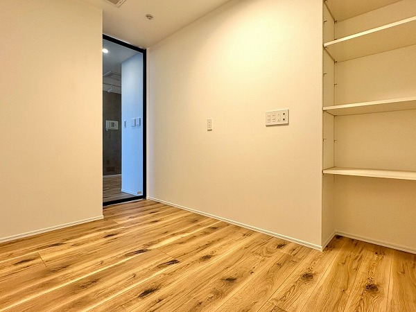 六本木ヒルズレジデンス_木目調の洋室の写真