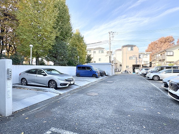 八幡山パークハウス 駐車場