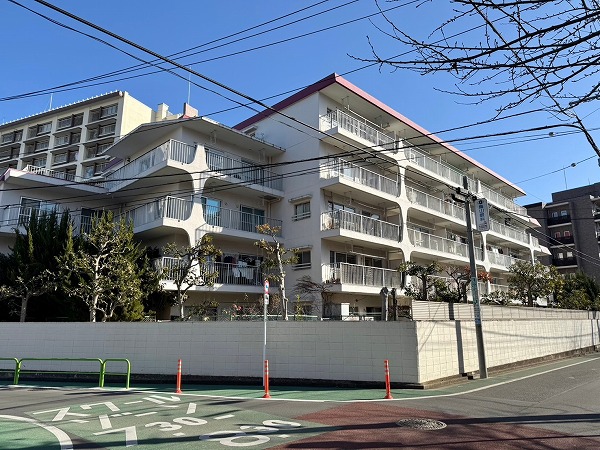 ユニハイム芦花公園　外観　裏側