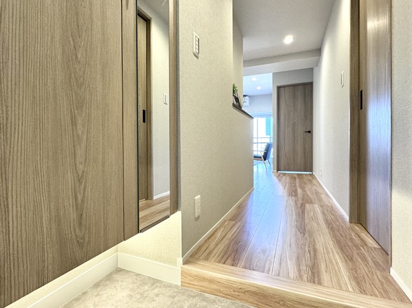 朝日中目黒マンション_玄関の写真 玄関とLDKは扉で区切られず、ゆるやかに繋がったレイアウトに。ドアの開け閉めを気にせずスムーズに行き来できそうです。室内が玄関から直接見えないよう、キッチンや洋室の配置にも工夫が施されており、動線の良さとプライバシー性をしっかり両立。開放感と暮らしやすさを丁寧に考えた、住むほどに心地よさを実感できる間取りです。