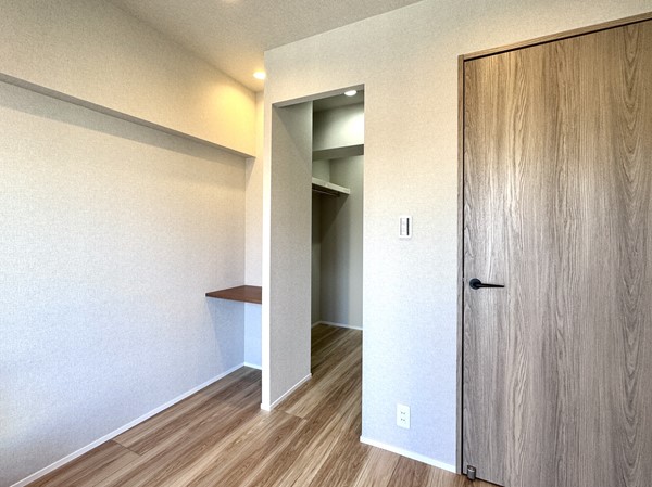 朝日中目黒マンション_寝室の写真2 洋室の一角には、収納力たっぷりのウォークインクローゼットが備えられています。入口に扉のないオープンなつくりでありながら、少し奥まった配置のため、空間の雰囲気を損なうことはありません◎ 使い勝手とデザイン性、どちらにも配慮された設計です。