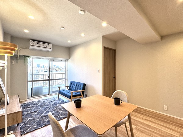 朝日中目黒マンション_メインルームの写真2 メインルームと洋室のどちらもバルコニーに面した大きな窓があるおかげで開放的な印象に♪ 北東向きのため強い日差しは入りませんが、日中は十分明るく、やわらかな光が差し込みます☀ 日焼けを気にせず、カーテンを開けてのんびり過ごしていただけるのではないでしょうか。