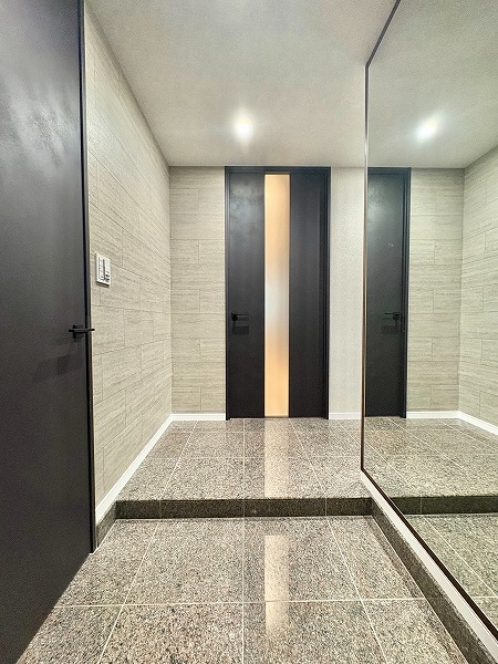 ガレリアグランデ_リノベーション済みの玄関の写真