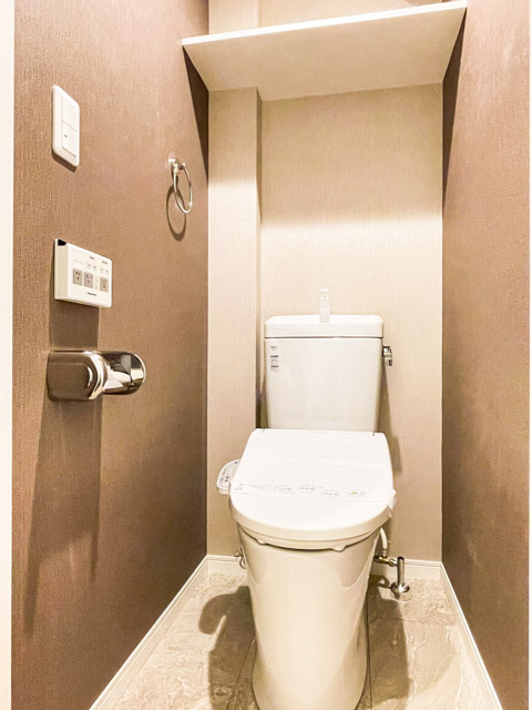  玄関のすぐそばにあるトイレは手洗い一体型でシンプルにまとめられています。節水への対応がスムーズに行えることもポイントです★あたたかみのあるブラウン調の内装もポイント。