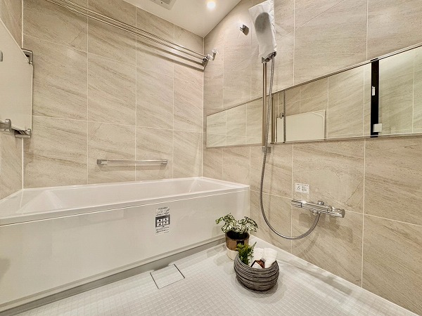 東京タイムズタワー_白を基調としたバスルームの写真2