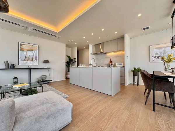 東京タイムズタワー_木目調のリビングダイニングキッチンの写真1