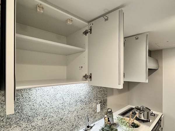 ザ・パークハウス元麻布_キッチン吊戸棚の写真