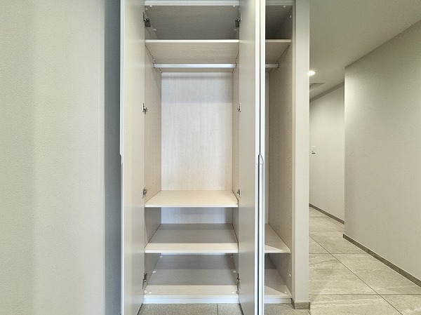 ザ・パークハウス元麻布_廊下収納の写真2