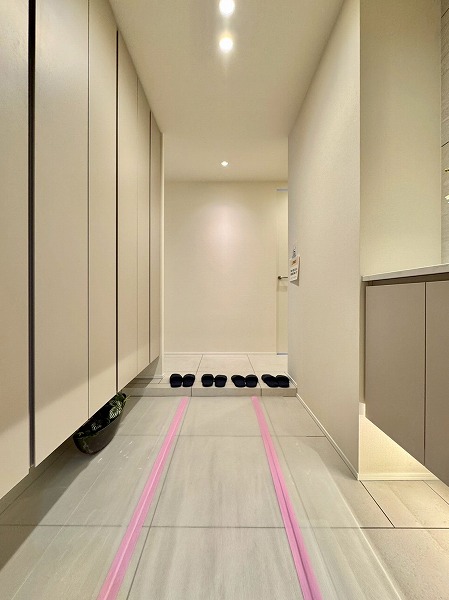 東京タイムズタワー_リノベーション済みの玄関の写真