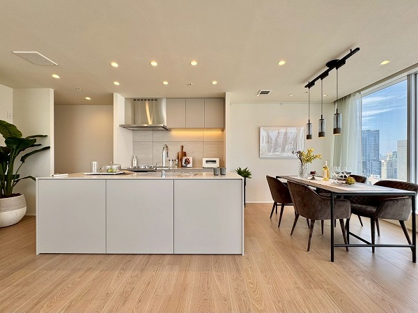 東京タイムズタワー_木目調のリビングダイニングキッチンの写真2