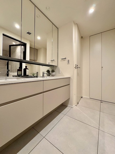 東京タイムズタワー_大きな洗面化粧台の写真