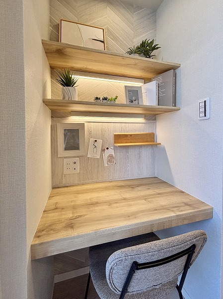 虎ノ門ガーデン_明るいデスクスペースの写真